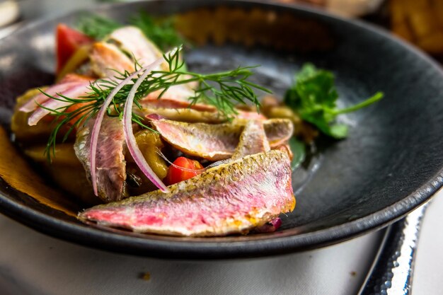 Insalata di tonno sul piatto