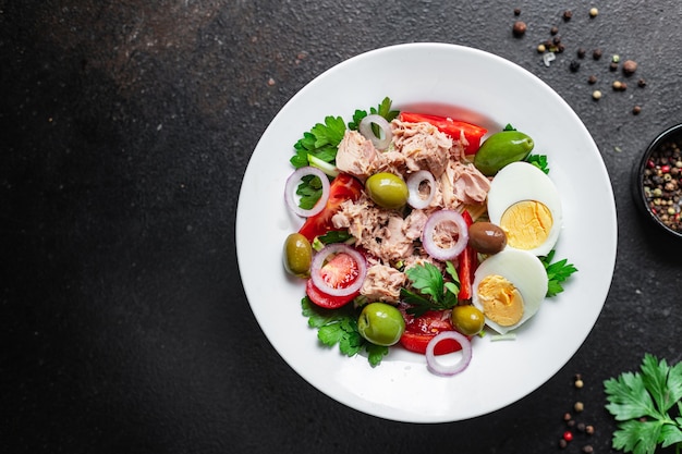 insalata di tonno verdure pomodoro cipolla erbe aromatiche olive altro tonno in scatola frutti di mare in tavola