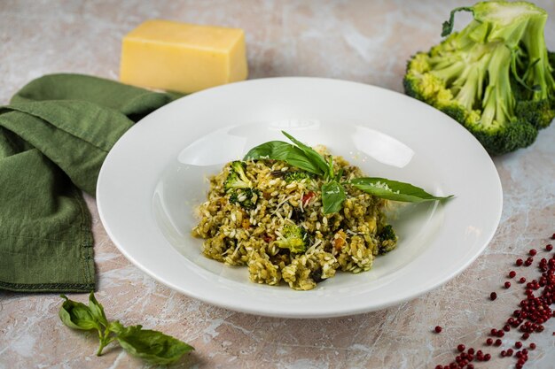 Insalata di uova e verdure Insalata fresca con uova sode con salmone salato pesce limone avocado