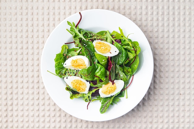 insalata di uova foglie verdi mix pranzo fresco pasto dietetico cibo spuntino sul tavolo copia spazio cibo