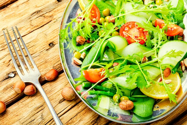 Insalata di verdura sana di stagione