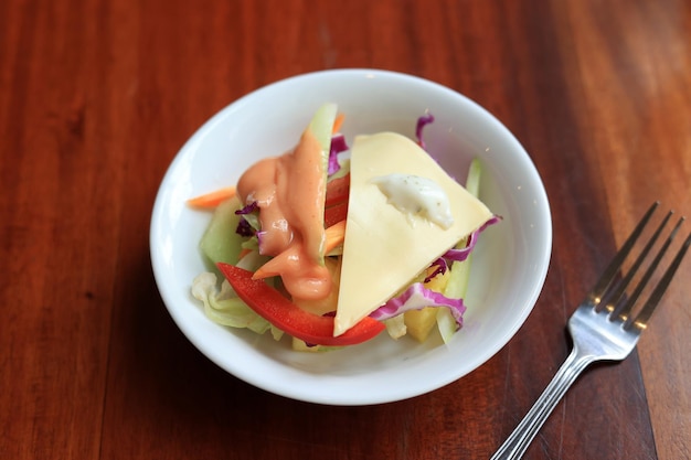 Insalata di verdure al formaggio con salsa maionese