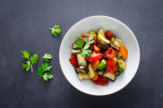 Insalata di verdure al forno con prezzemolo fresco