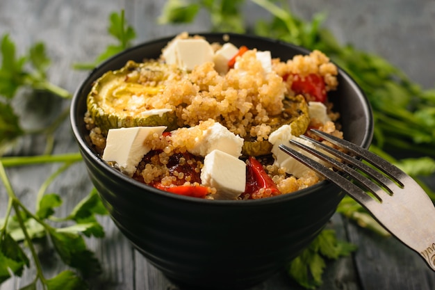 Insalata di verdure al forno con quinoa e formaggio serbo