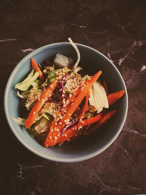 Insalata di verdure asiatica vegetariana servita in una ciotola nel cibo dietetico sano del ristorante giapponese