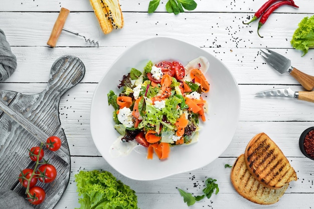 Insalata di verdure carote lattuga pomodorini formaggio feta Cibo Vista dall'alto Spazio libero per il testo