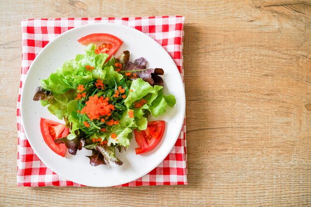 insalata di verdure con alghe giapponesi e uova di gamberetti