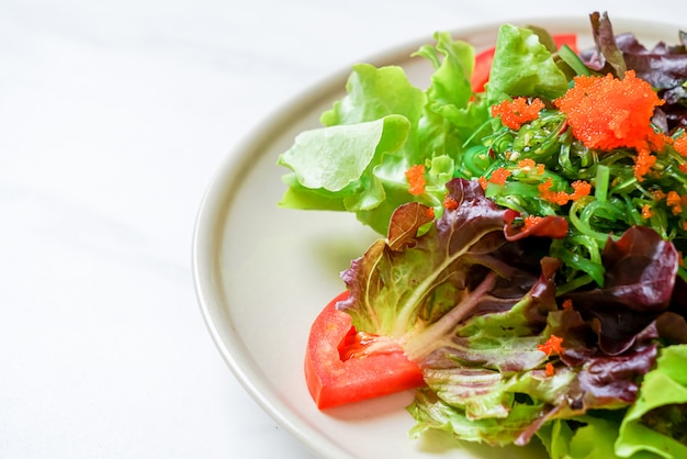 insalata di verdure con alghe giapponesi e uova di gamberetti