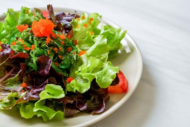 insalata di verdure con alghe giapponesi e uova di gamberetti