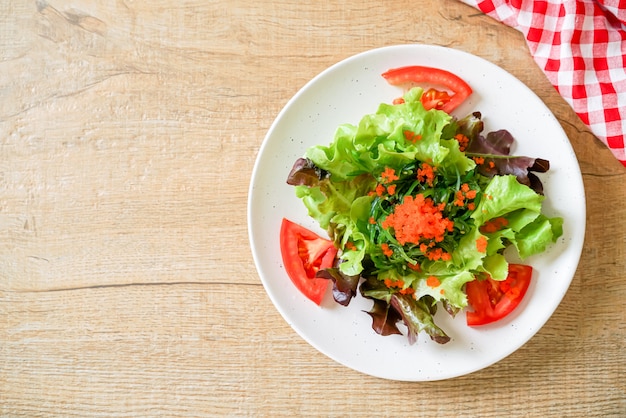 insalata di verdure con alghe giapponesi e uova di gamberetti