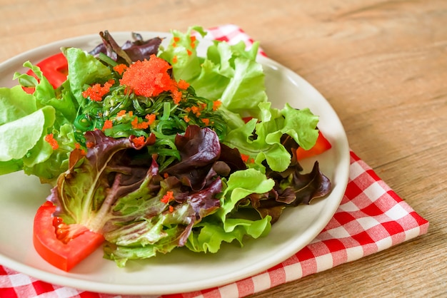 insalata di verdure con alghe giapponesi e uova di gamberetti