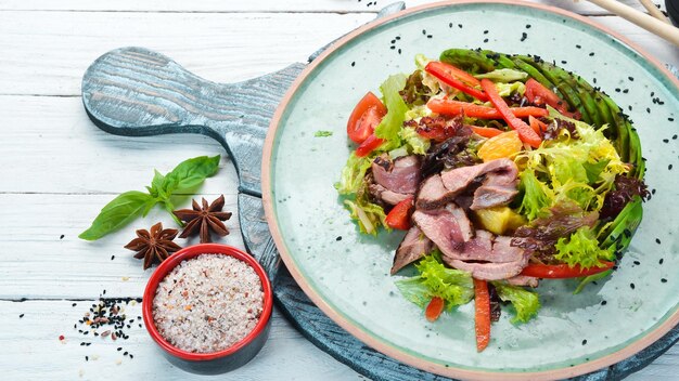 Insalata di verdure con avocado e vitello Nel piatto Vista dall'alto Spazio libero per il testo Stile rustico