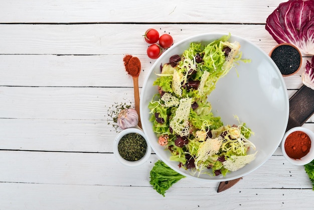 Insalata di verdure con barbabietola e lattuga Vista dall'alto su sfondo di legno Copia spazio