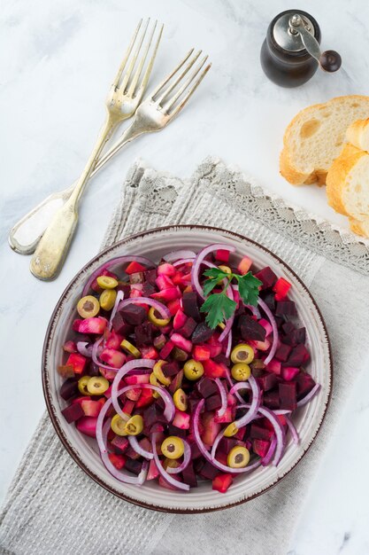 insalata di verdure con barbabietole e cipolle e olive