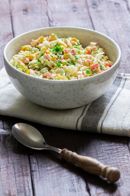 Insalata di verdure con bastoncini di granchio condita con maionese