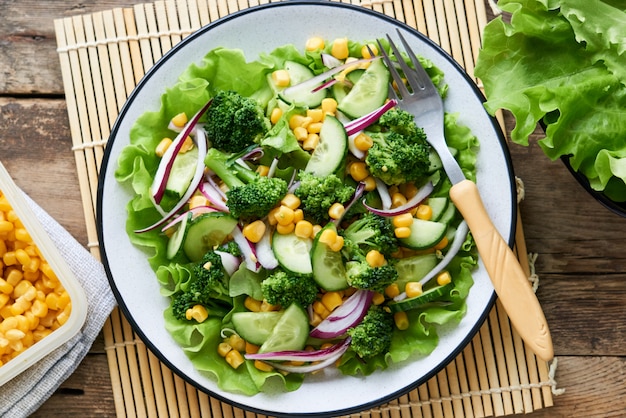 Insalata di verdure con broccoli, mais e cetrioli su un piatto