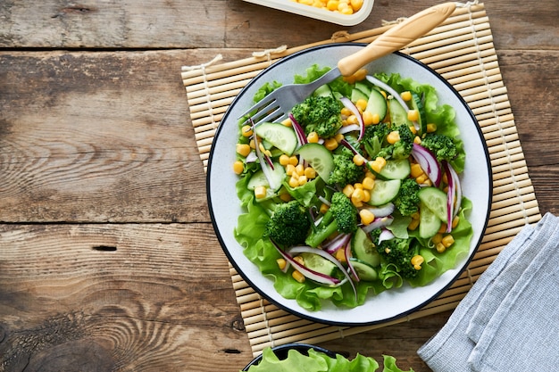 Insalata di verdure con broccoli, mais e cetrioli su un piatto