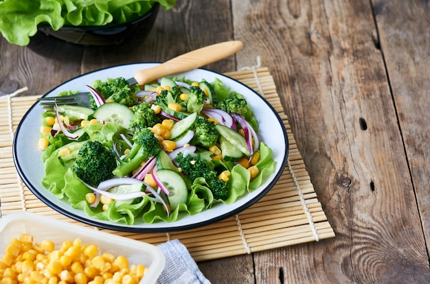 Insalata di verdure con broccoli, mais e cetrioli su un piatto