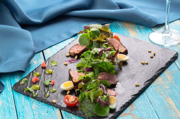 Insalata di verdure con carne alla griglia