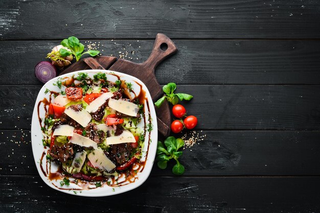 Insalata di verdure con carne di manzo e parmigiano Vista dall'alto spazio di copia gratuito