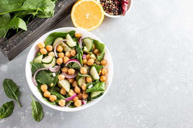 Insalata di verdure con ceci in un piatto