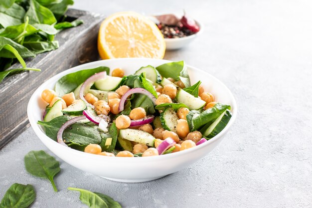 Insalata di verdure con ceci in un piatto