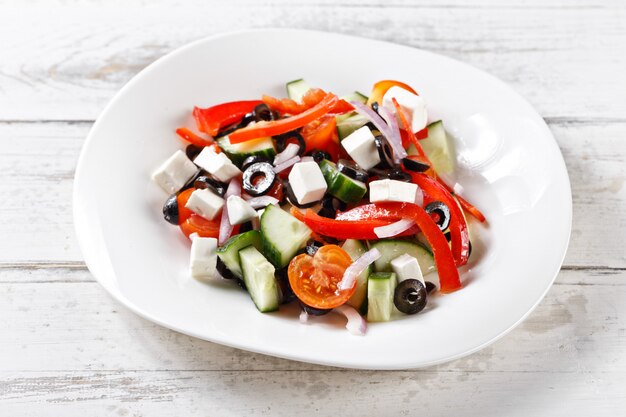 Insalata di verdure con cetrioli, pomodori, olive, mozzarella