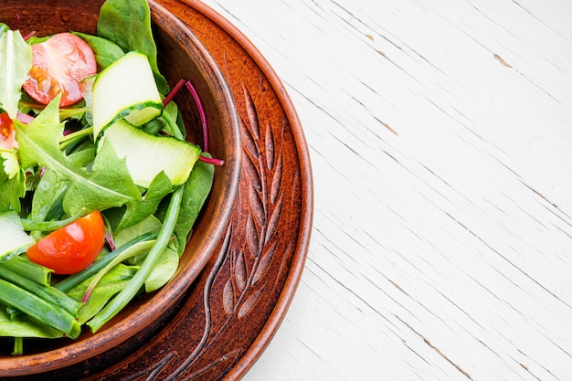 Insalata di verdure con denti di leone.