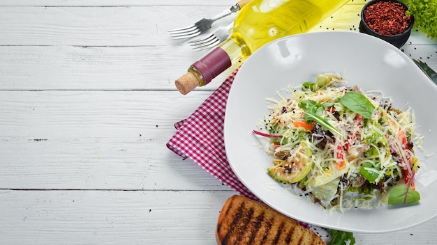 Insalata di verdure con filetto di zucchine e pollo Cibo Vista dall'alto Spazio libero per il testo