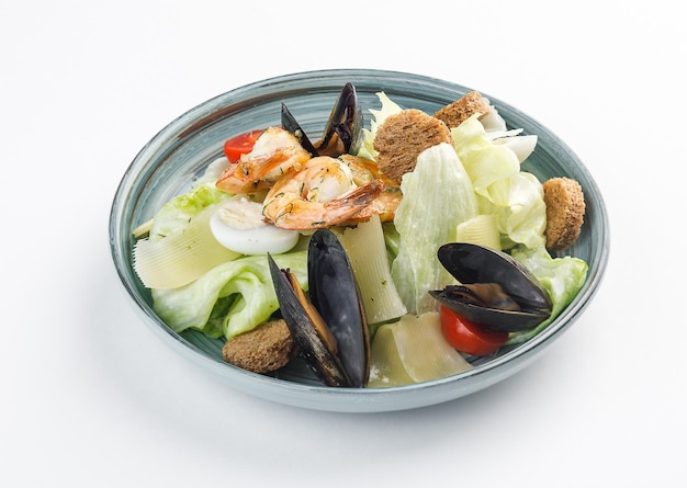 Insalata di verdure con formaggio e cozze