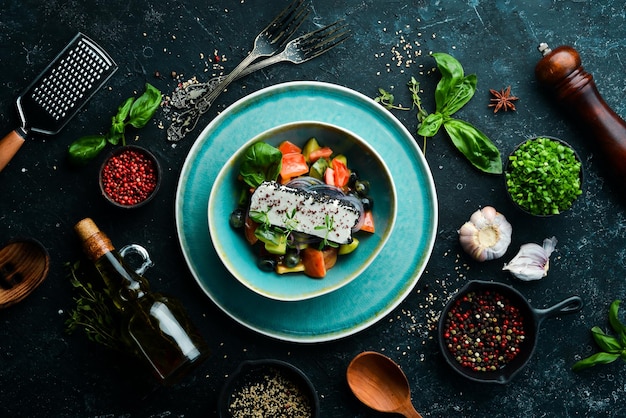 Insalata di verdure con formaggio feta e olive Insalata greca Vista dall'alto Stile rustico