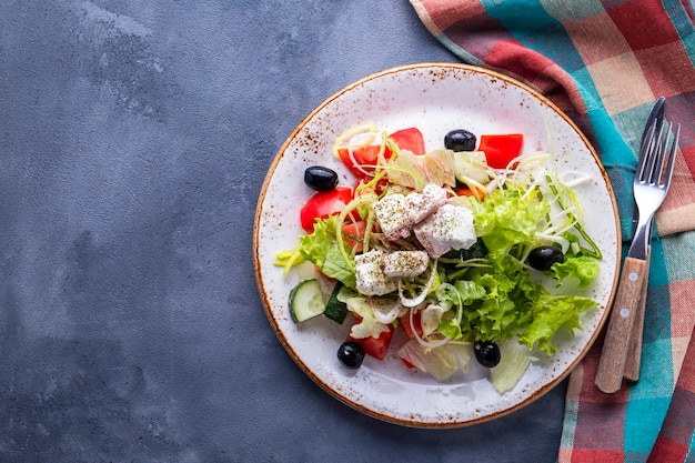 Insalata di verdure con formaggio feta e olive nere. Insalata greca. Vista dall'alto, spazio di testo