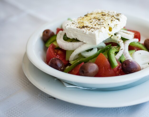 Insalata di verdure con formaggio