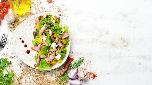 Insalata di verdure con funghi e pancetta su un piatto Vista dall'alto spazio libero per il testo Stile rustico