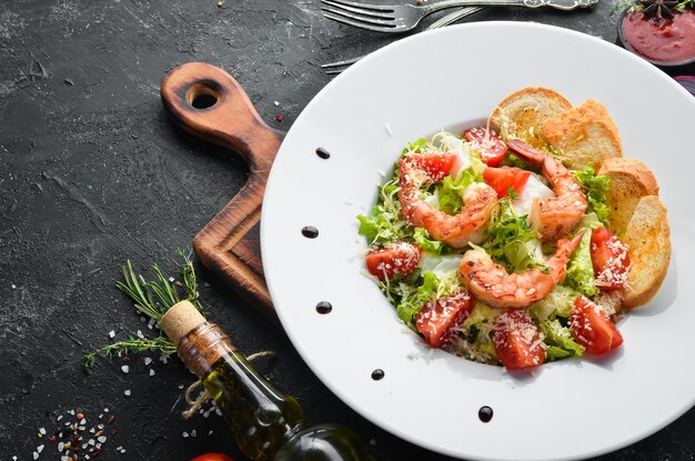 Insalata di verdure con gamberi e pomodorini Insalata Caesar con gamberi Vista dall'alto Spazio libero per il testo