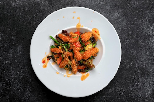 Insalata di verdure con gamberi in pastella e salsa