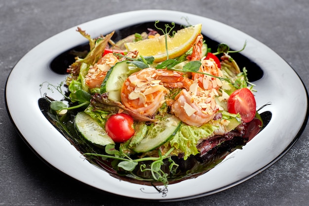 Insalata di verdure con gamberi, su sfondo nero