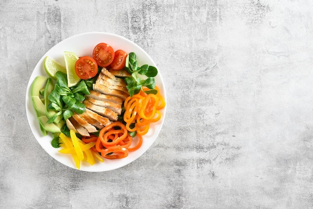 Insalata di verdure con insalata di mais al pomodoro e peperone