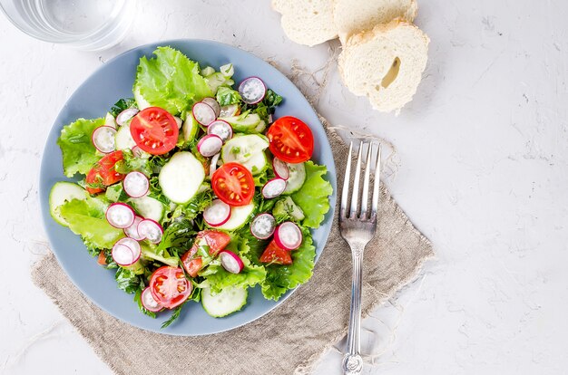 Insalata di verdure con pomodoro fresco, cetriolo, avocado, verdure e cipolle