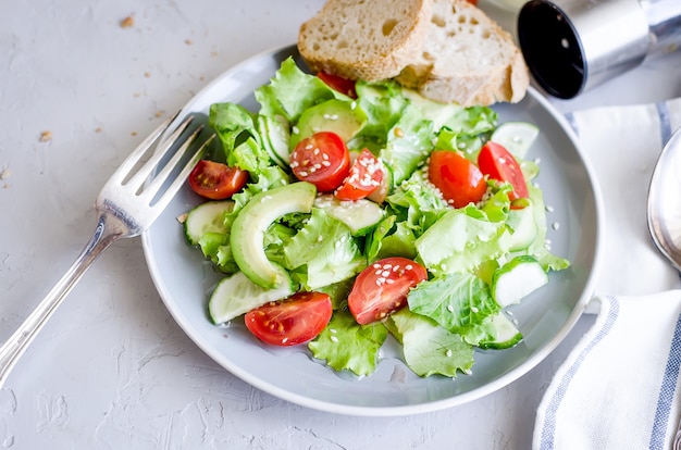 Insalata di verdure con pomodoro fresco, cetriolo, avocado