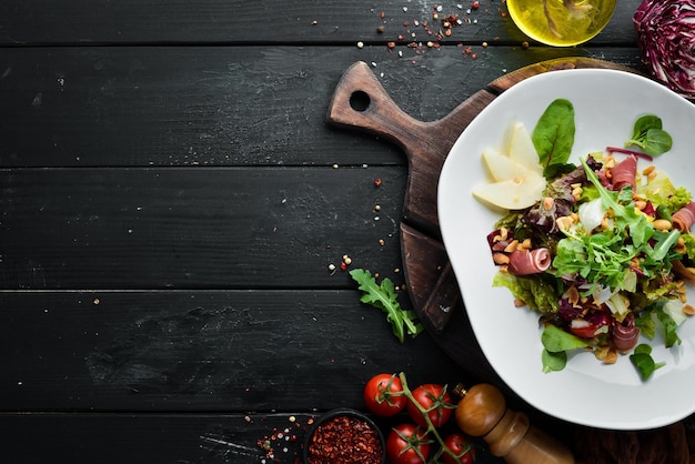 Insalata di verdure con prosciutto e noci Cibo Vista dall'alto Spazio libero per il testo