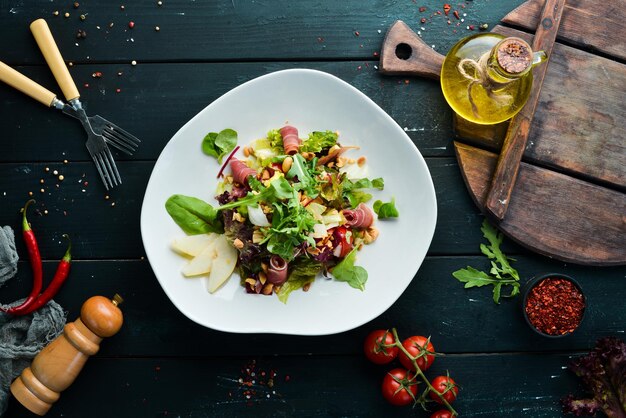 Insalata di verdure con prosciutto e noci Cibo Vista dall'alto Spazio libero per il testo