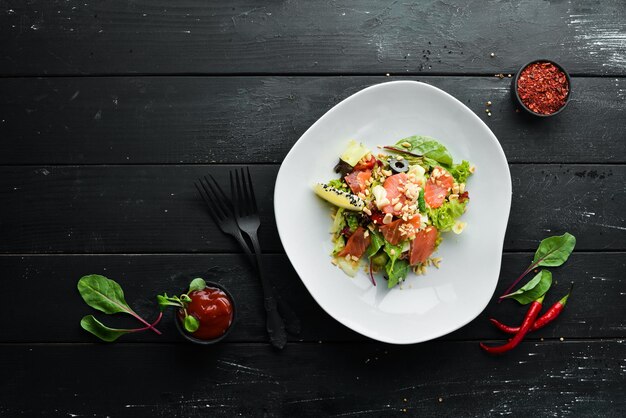 Insalata di verdure con salmone Cibo Vista dall'alto Spazio libero per il testo