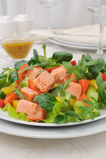 Insalata di verdure con salmone