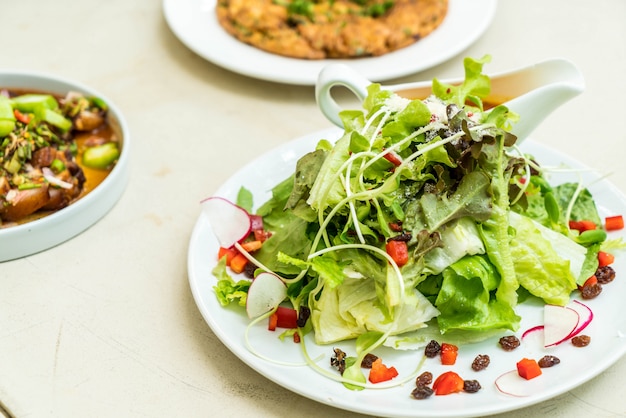 insalata di verdure con salsa piccante