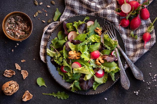 Insalata di verdure con semi di foglie verdi e ravanello