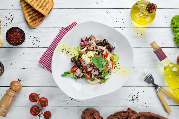 Insalata di verdure con tonno e uova di quaglia Cibo Vista dall'alto Spazio libero per il testo