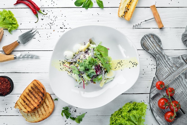 Insalata di verdure con uova di quaglia di vitello e maionese Cibo Vista dall'alto Spazio libero per il testo