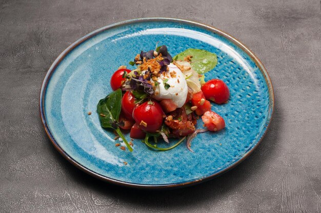 Insalata di verdure con uovo in camicia e pomodori secchi