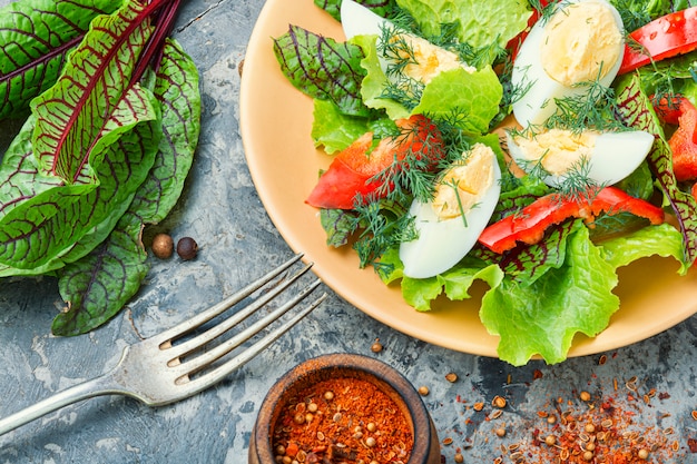 Insalata di verdure con uovo